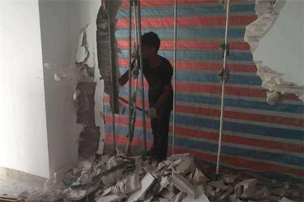 商場(chǎng)撤場(chǎng)商鋪里拆除裝修玻璃膠需要弄干凈嗎？