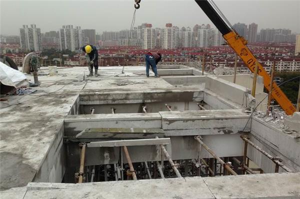 想在樓板上開個(gè)洞安裝一部樓梯，請問怎么開洞和加固？