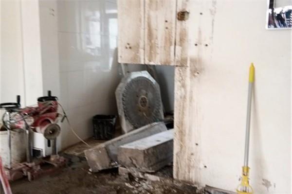 拆除混凝土樓梯的方法。