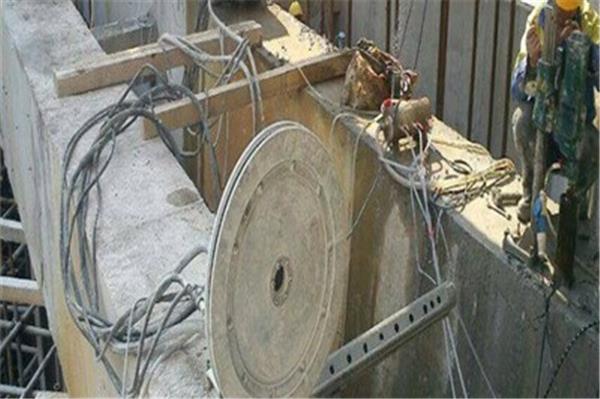 混凝土墻體靜力拆除的施工方法。