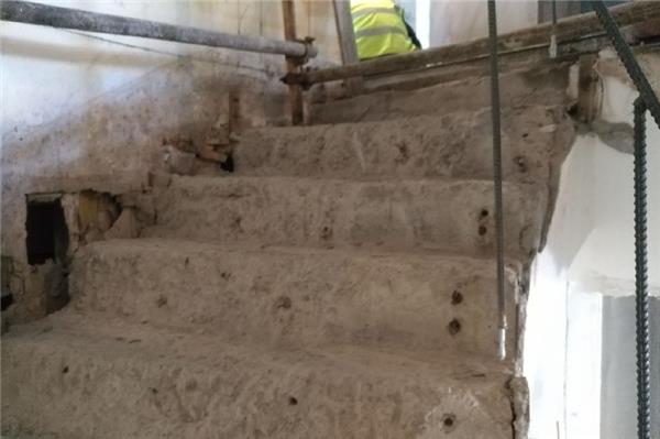 怎么剔鑿跑模的混凝土墻？