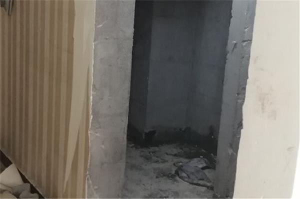 裝修時在廁所和臥室的墻上開了個門洞。