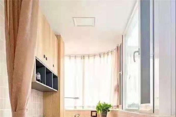 陽(yáng)臺(tái)的面積特別小，想把它直接做成客廳的一部分，應(yīng)該如何設(shè)計(jì)呢？