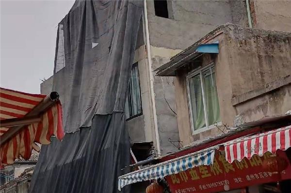 業主偷偷給危房“加固”？執法人員：違法加蓋，必須拆！