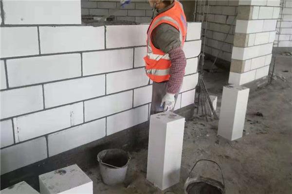 剔鑿墻面：從零到有的室內裝修之旅