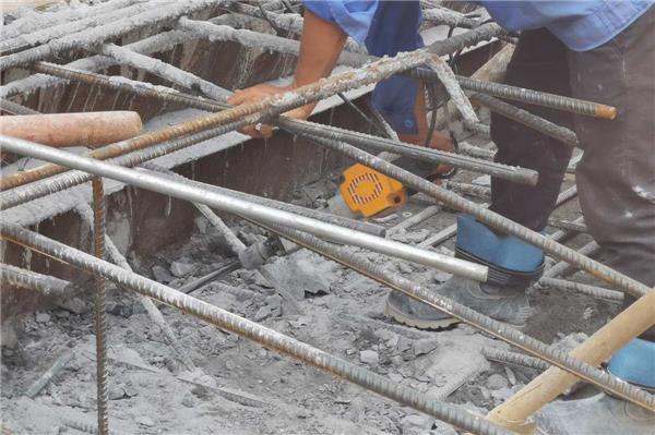 剔鑿混凝土，剔鑿后澆帶，剔鑿梁頭，建筑工程施工的關鍵步驟解析