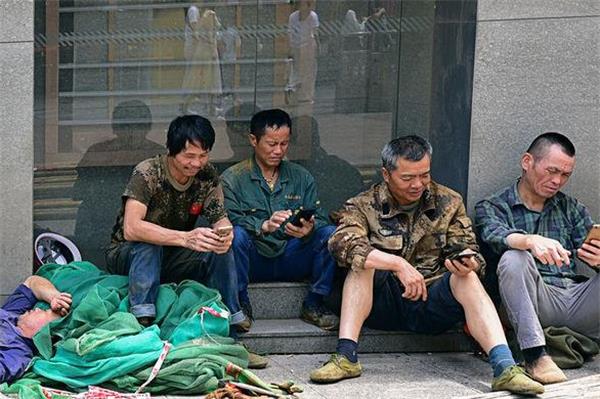 農民工拆除地面：電鎬使用的第一天心得與體會