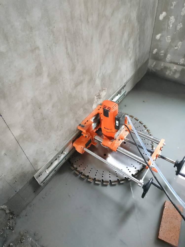 房屋改造：拆墻最好先用切割機切割、電鎬點狀切割打孔，避免砸墻時連震到梁、柱