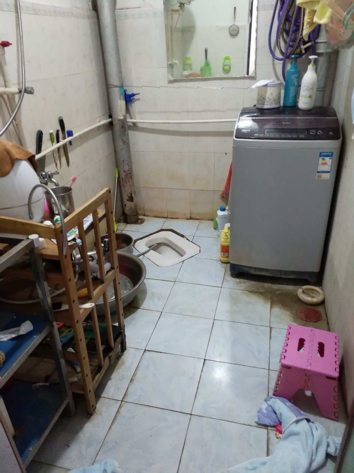 衛(wèi)生間地面瓷磚拆除翻新和蹲便器更換