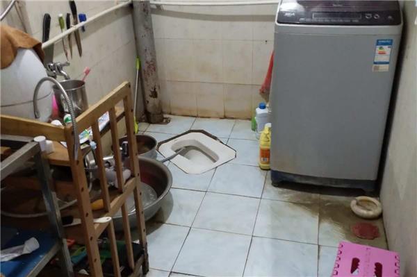 衛生間翻新攻略：瓷磚拆除與蹲便器更換詳解